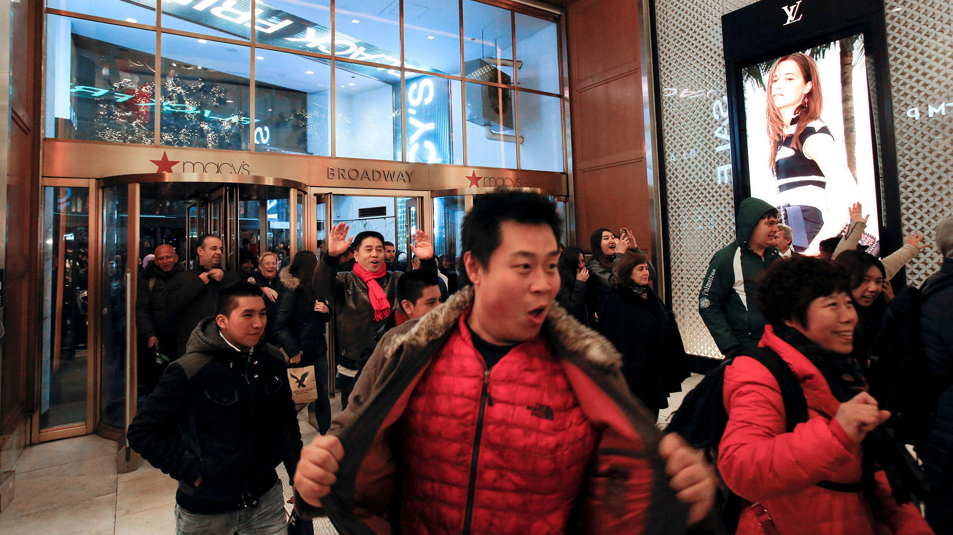 Esta imagen es de Manhattan, donde los compradores luchan por entrar antes a Macy’s (Reuters/Andrew Kelly)