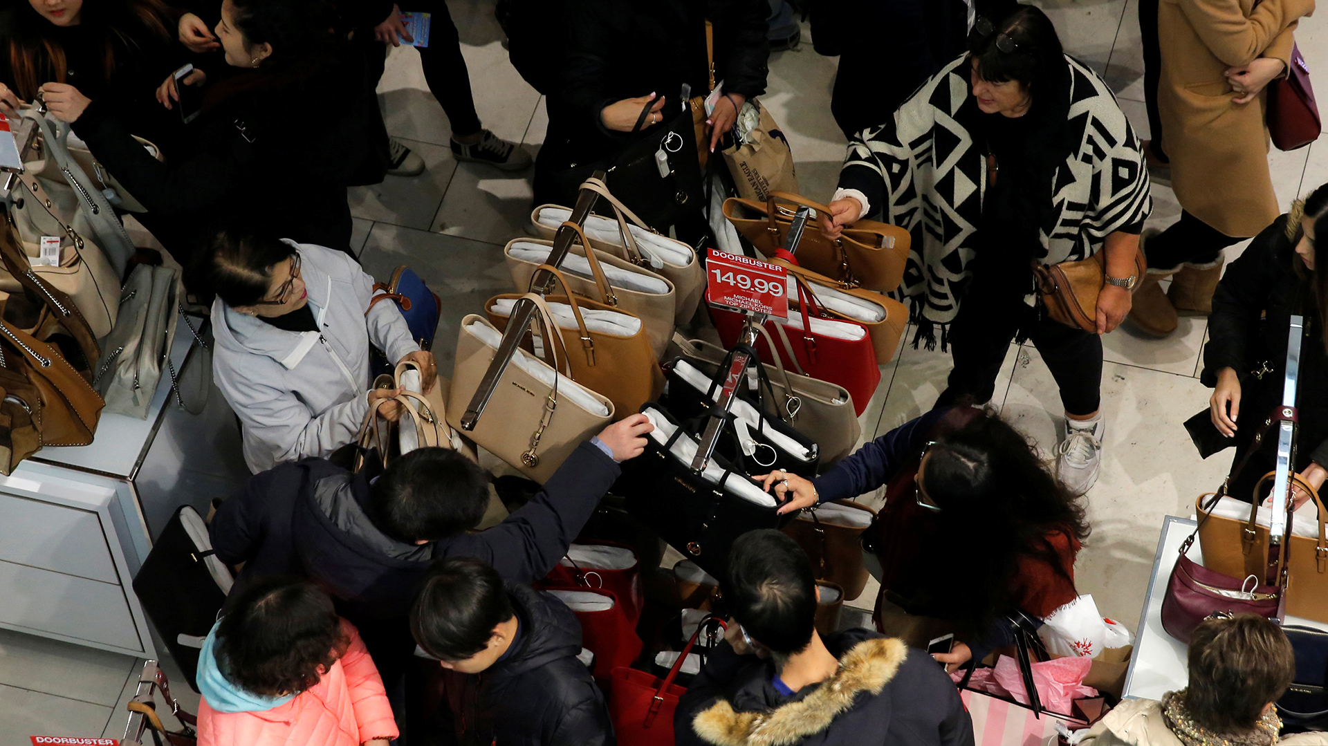 Los bolsos captan el interés de las compradoras en Macy’s de Manhattan, Nueva York (Reuters/Andrew Kelly)