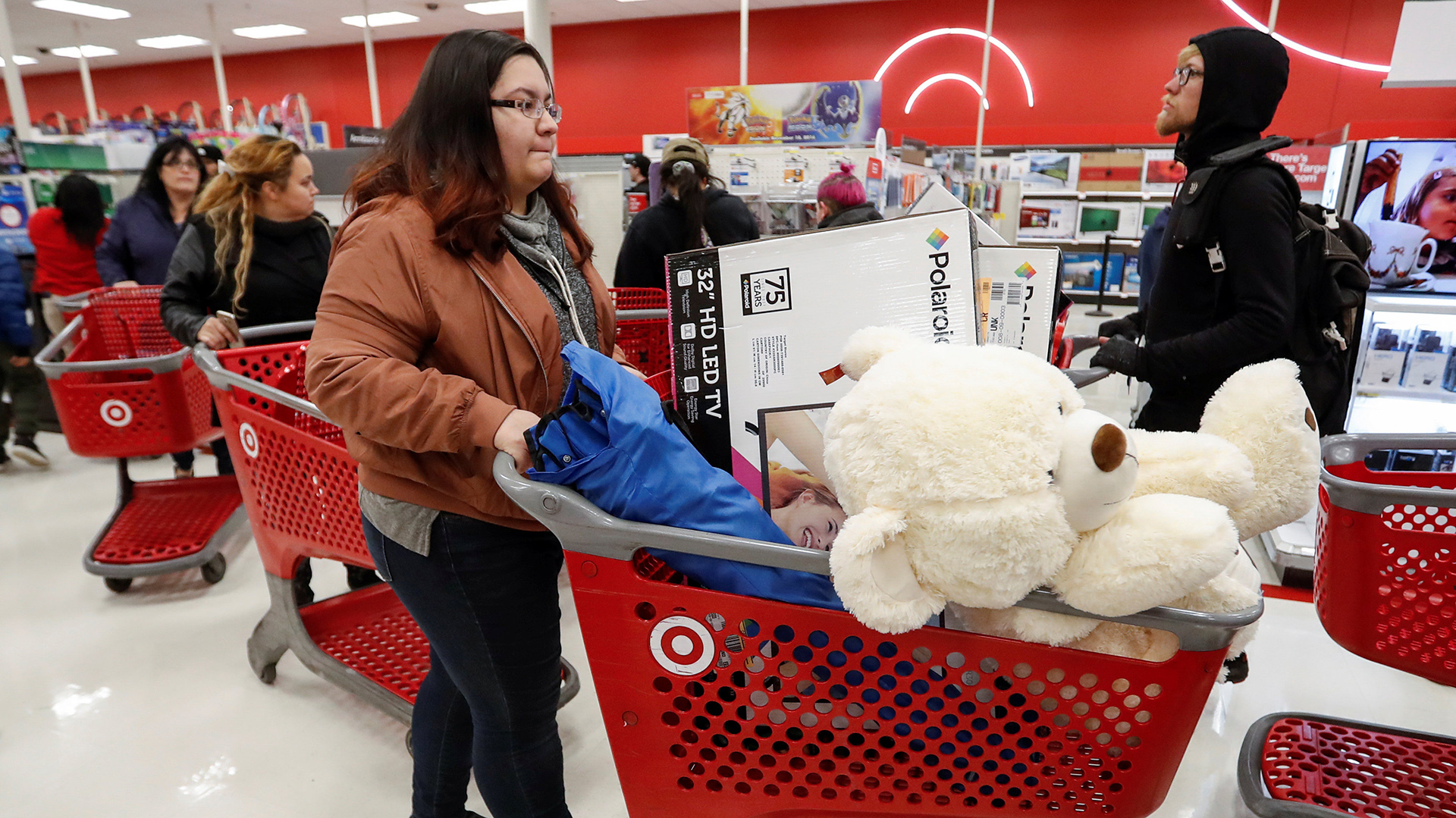 Un cliente llena su carro de compras en un Target de Chicago, Illinois, Estados Unidos (Reuters/Kamil Krzaczynski)