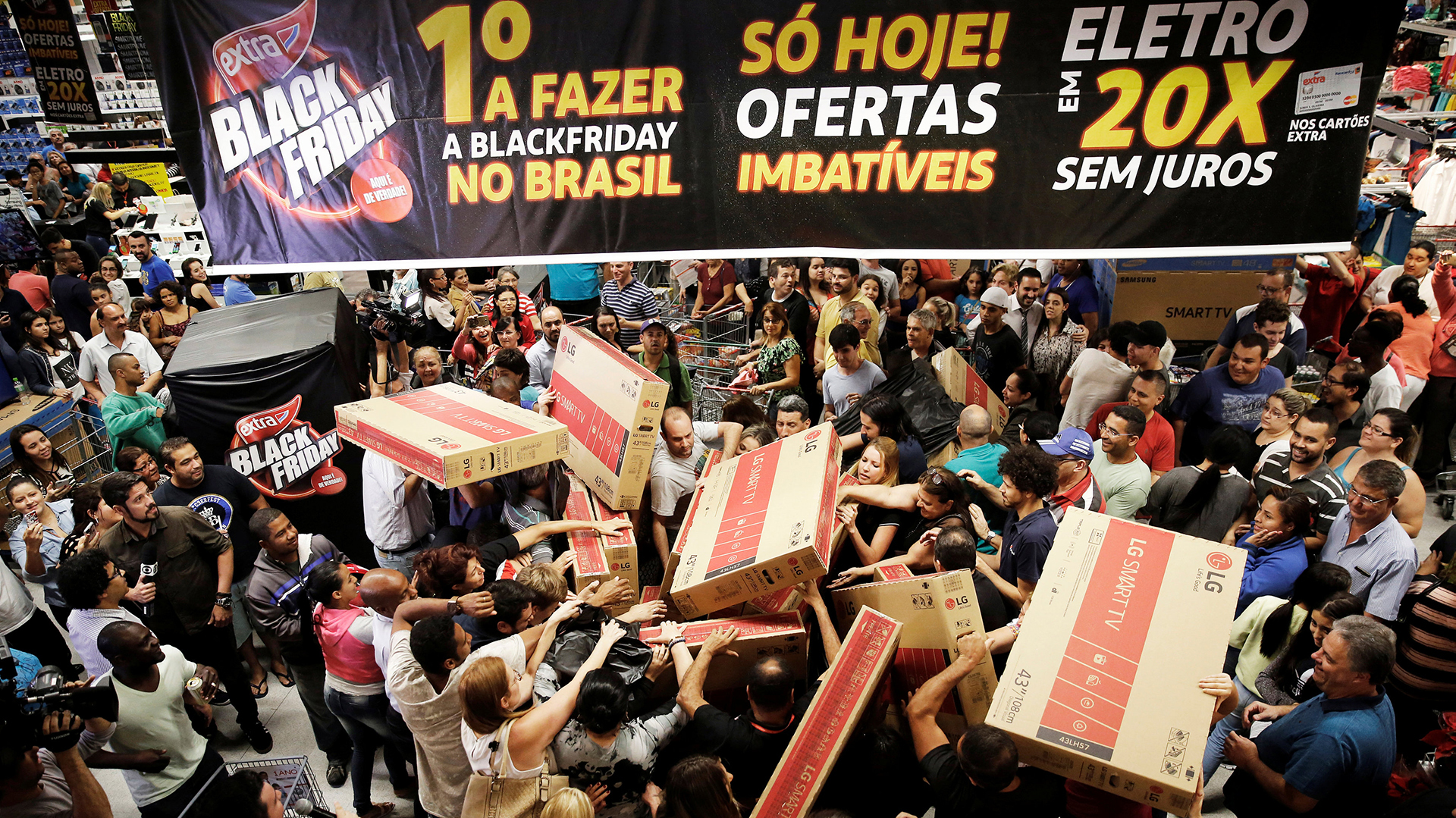 Las cajas de televisores son tironeadas en este shopping de San Pablo, Brasil, durante la noche del jueves (Reuters/Nacho Doce)
