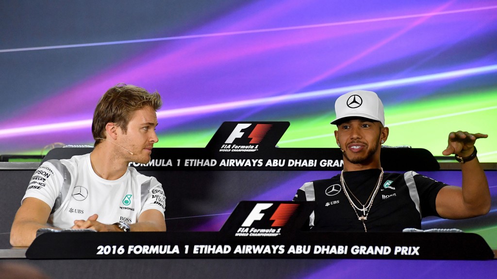Nico Rosberg observa a Lewis Hamilton, su compañero de Mercedes y su rival en el campeonato mundial de F1 (AFP)