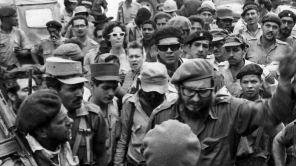 Fidel Castro dirige los combates durante la invasión de Bahía de Cochinos en Playa Girón. (EFE/GRANMA)