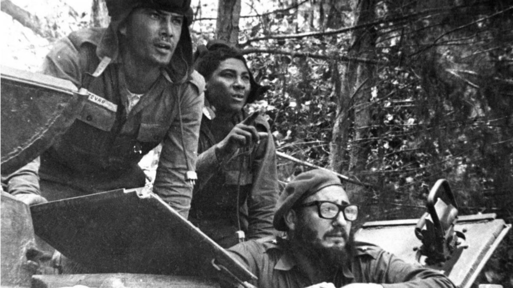 Fidel Castro durante la contra ofensiva en la Bahía de los Cochinos publicada en diario oficial Granma (AP)