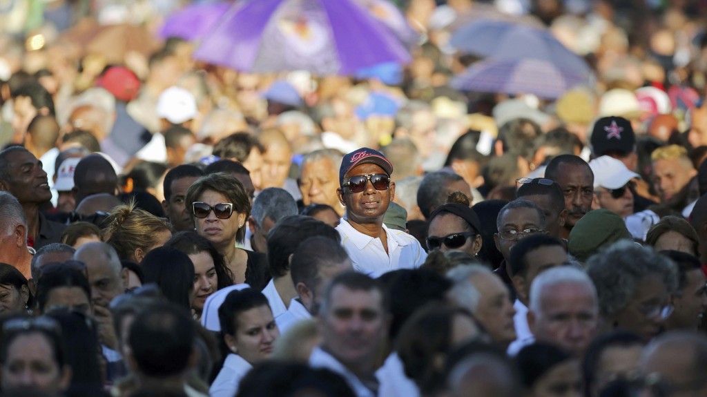 Médicos, militares y otras personas aguardaban al momento de pasar frente al retrato de Castro custodiado por una guardia de honor