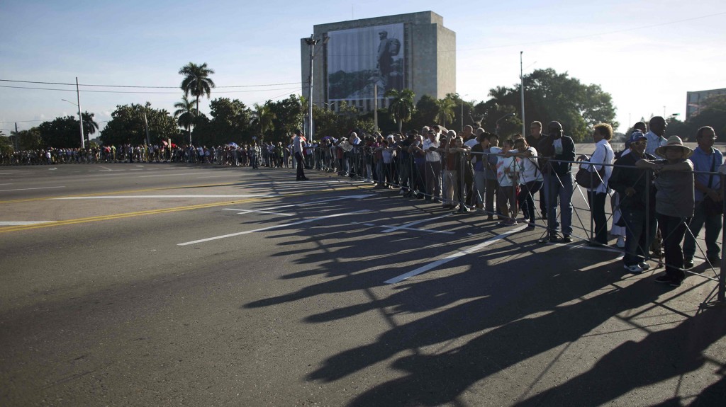 La peregrinación al corazón político de La Habana abrió una semana de tributo a Castro. Las honras fúnebres se iniciaron con 21 salvas de cañón