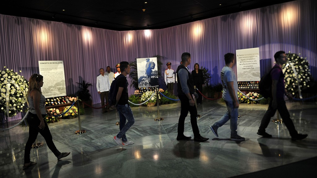 Los cubanos ingresaban uno a uno al memorial José Martí, donde se levanta un sobrio altar de flores con la imagen de un Fidel de barba negra, erguido, con morral de guerrillero