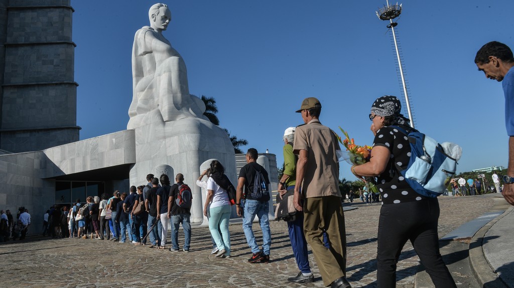 Los cubanos esperaban poder rendir tributo a las cenizas del hombre que gobernó sin concesiones durante 48 años, antes de que una enfermedad lo obligara a ceder el poder en 2006 a su hermano Raúl