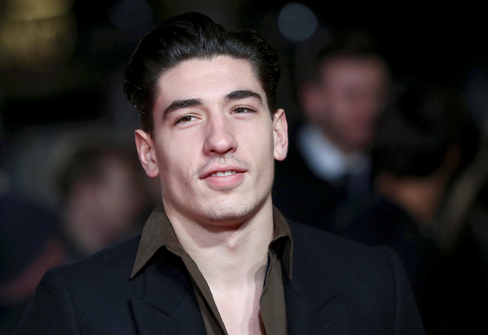 El futbolista del Arsenal Hector Bellerin también se acercó para ver el preestreno de la película autobiográfica