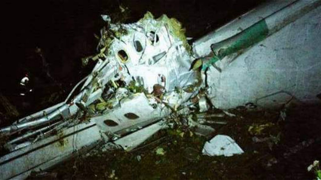 Las primeras imágenes de los destrozos del avión (Defensa Civil)