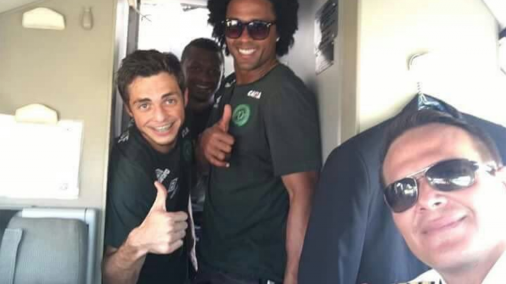 Dos de los jugadores del Chapecoense se fotografiaron junto al piloto del avión
