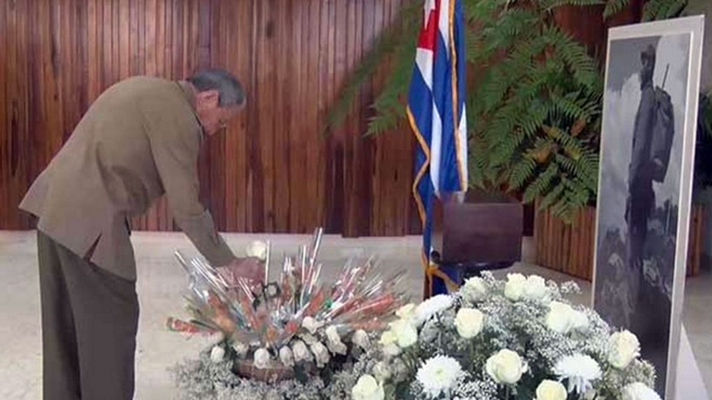 Raúl Castro rinde tributo a su hermano Fidel