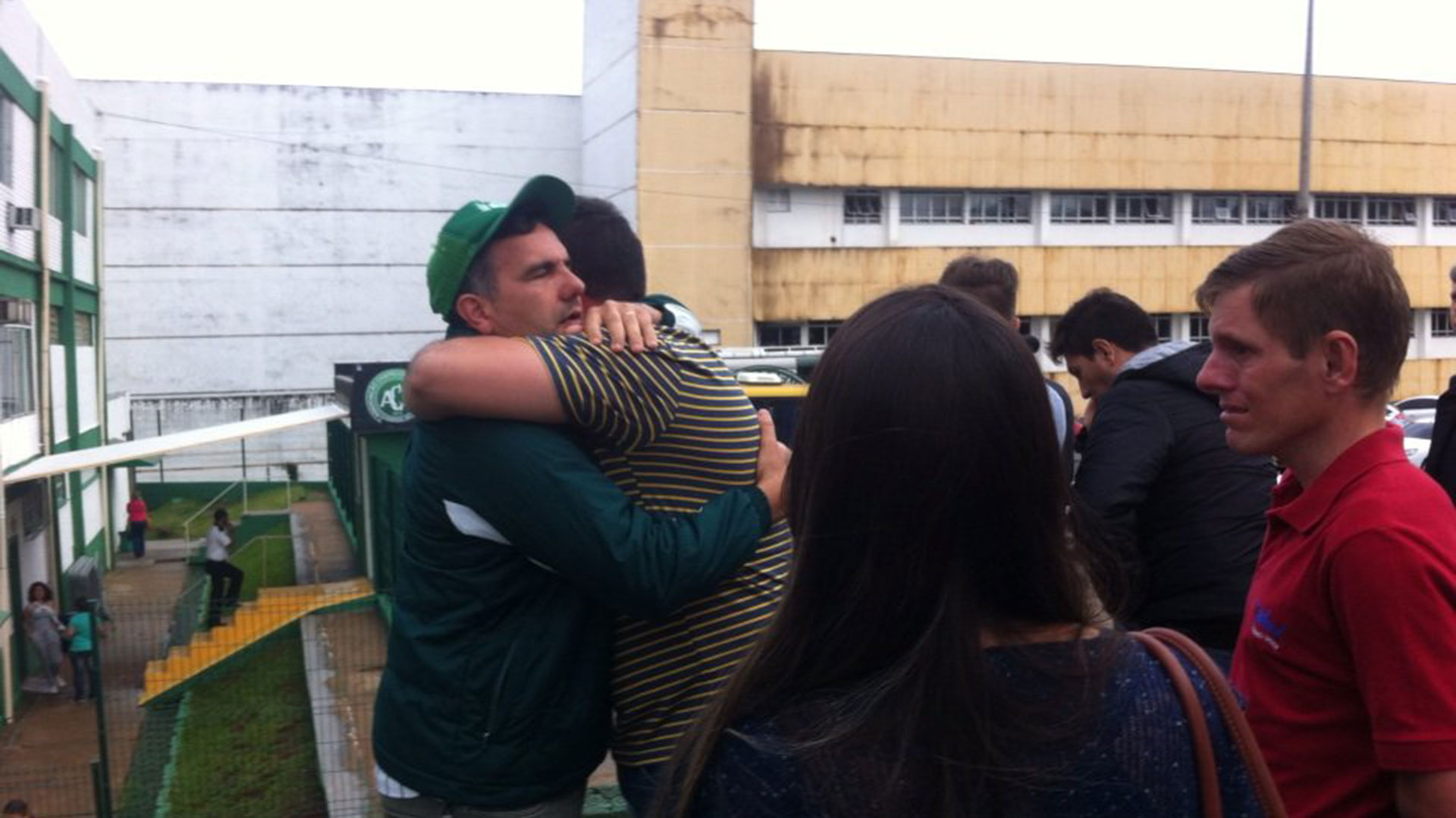Torcedores se agrupan en el club. Todo es desconsuelo en Chapecoense (Gentileza: DC Esportes)