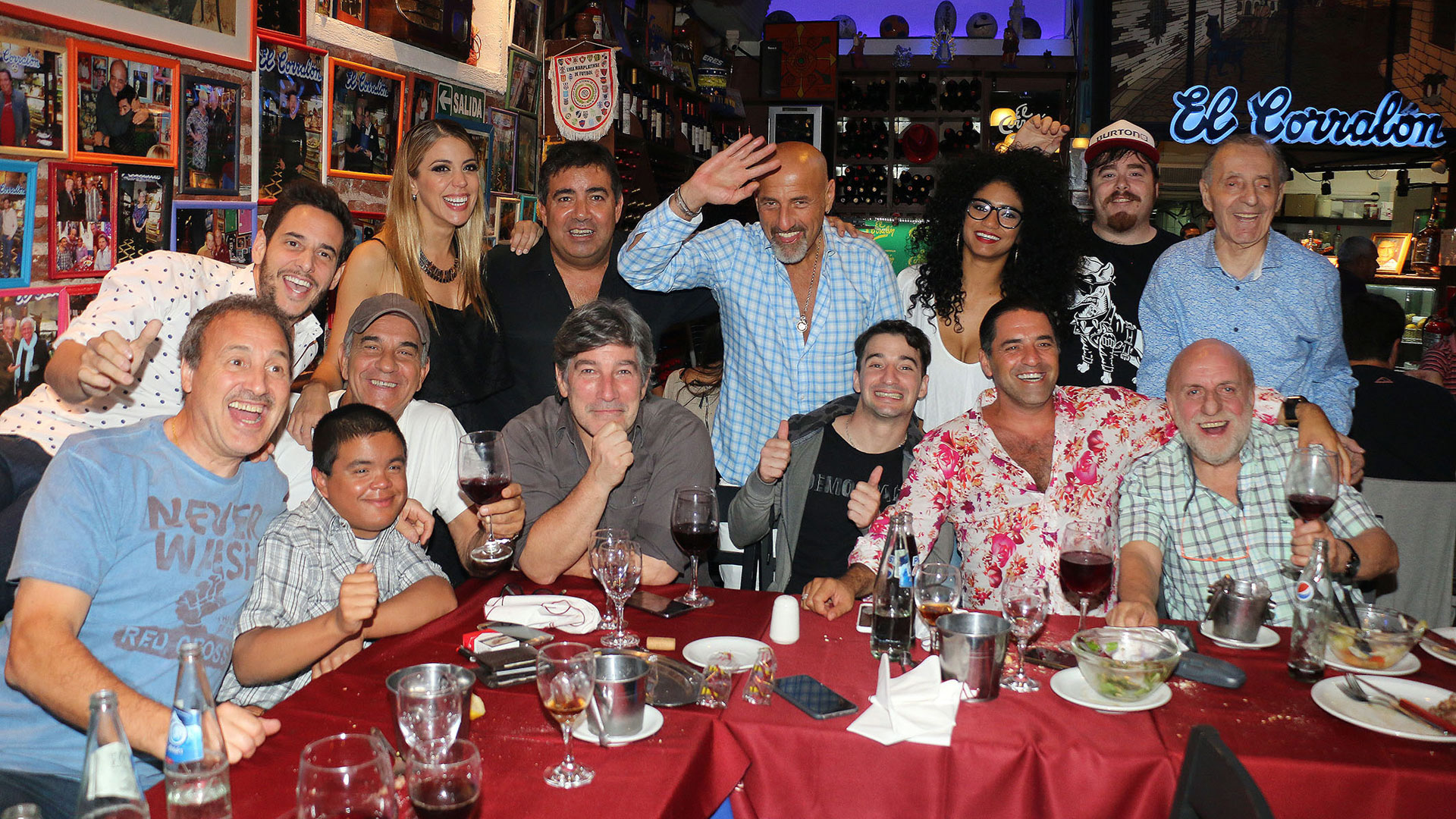 Todo el equipo de “Polémica en el bar”
