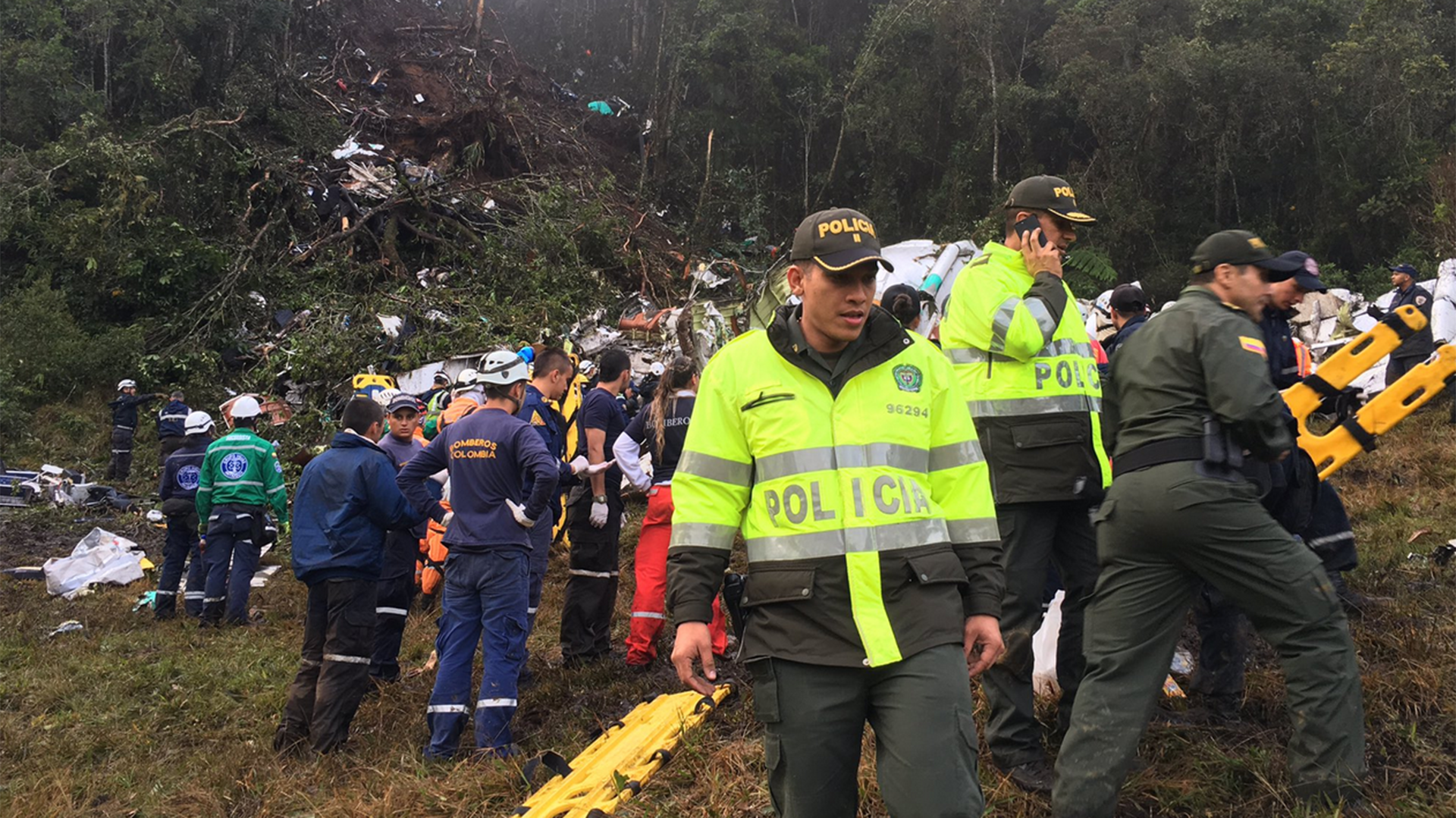 Los equipos de emergencia en el lugar del accidente, cerca de la ciudad de Medellín