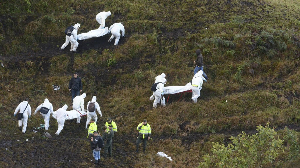 Una de las fotos trágicas de las tareas de rescate (AP Photo)