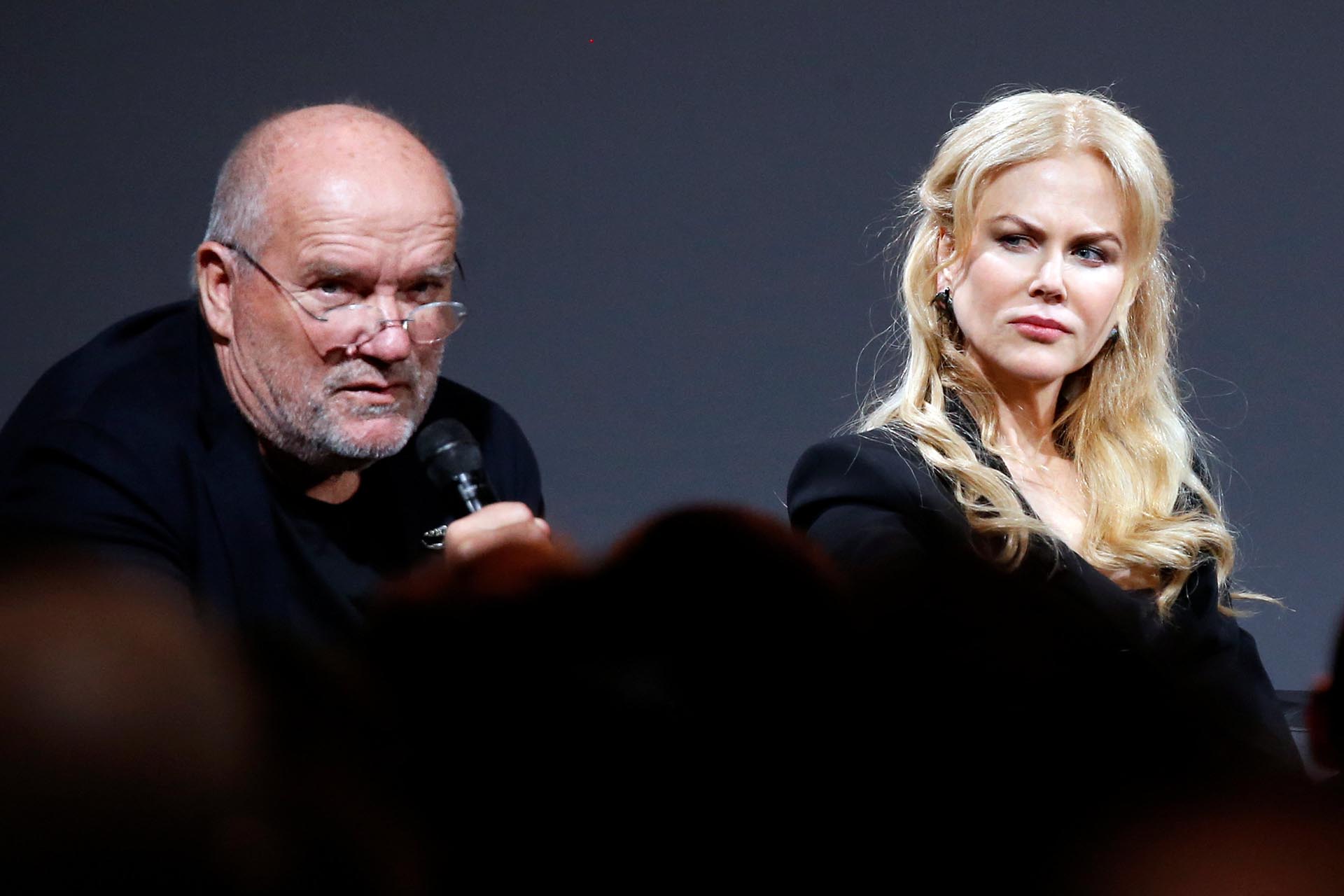 Nicole Kidman y Peter Lindbergh, el reconocido fotógrafo que este año estuvo a cargo del calendario Pirelli, durante una conferencia de prensa