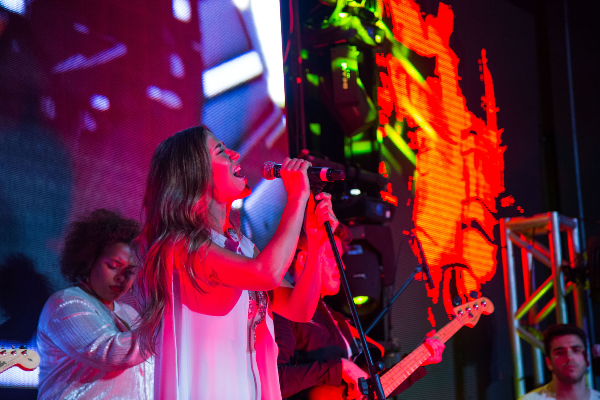 Jimena Barón cantó en el lanzamiento de temporada 2017 de Enjoy Conrad