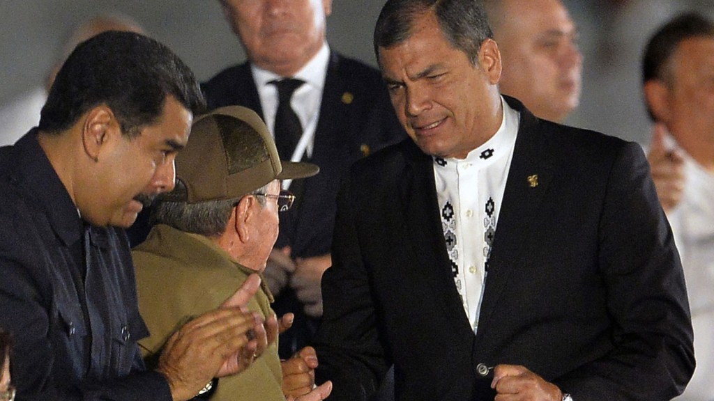 Nicolás Maduro y Rafael Correa, junto a Raúl Castro (AFP)
