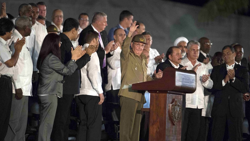 Raúl Castro encabeza el acto oficial en la Plaza de la Revolución (AFP)
