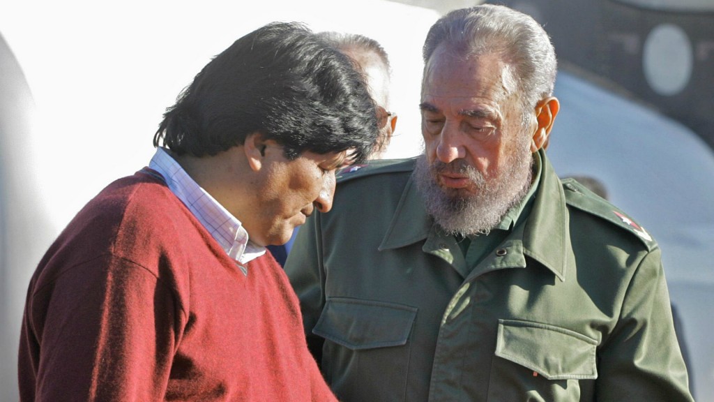 Evo Morales y Fidel Castro en un evento de 2005 (AFP)