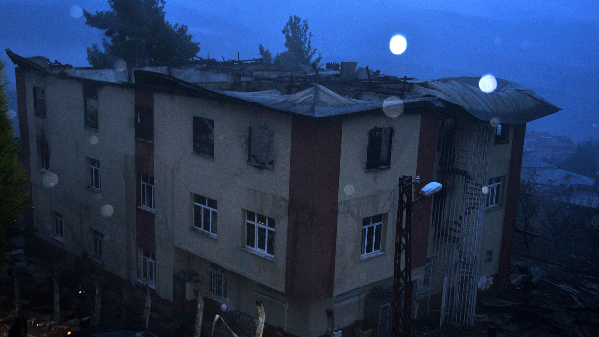Así quedó la residencia después del incendio que mató a 12 personas, entre ellas, 11 niñas (AFP)
