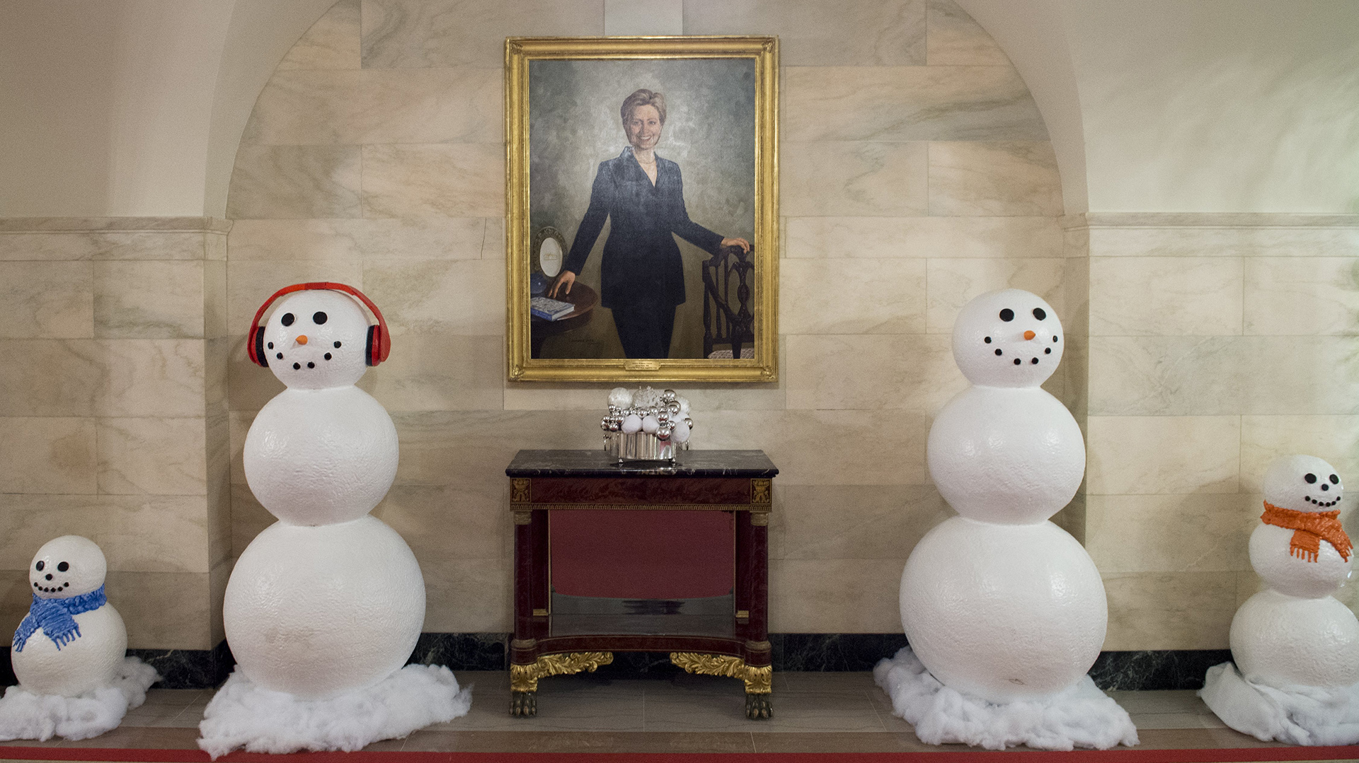 Unos divertidos muñecos de nieve flanquean un retrato de Hillary Clinton, que fue primera dama y aspirante a la presidencia en las últimas elecciones. Este retrato está situado en el Center Hall