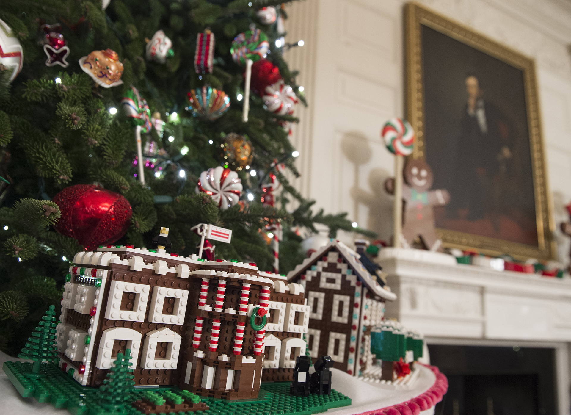 Las casas hechas con Legos adornan uno de los árboles de la Casa Blanca.