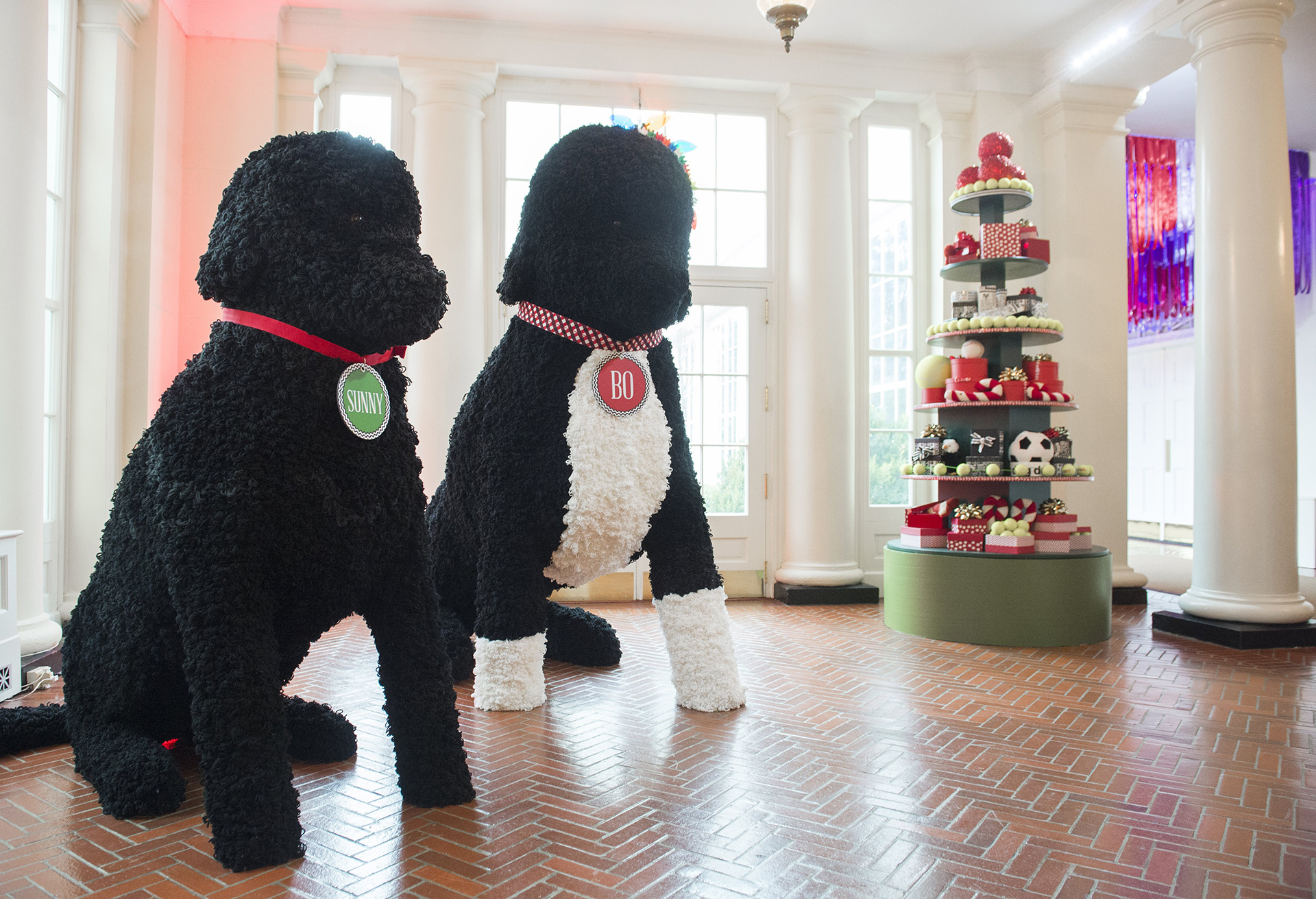 Figuras gigantes de las mascotas de la familia Obama reciben a los visitantes a la Casa Blanca