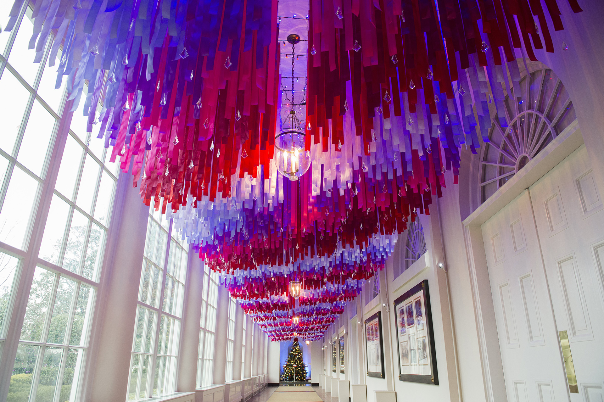 Cintas con adornos de cristal adornan un pasillo del ala este de la Casa Blanca