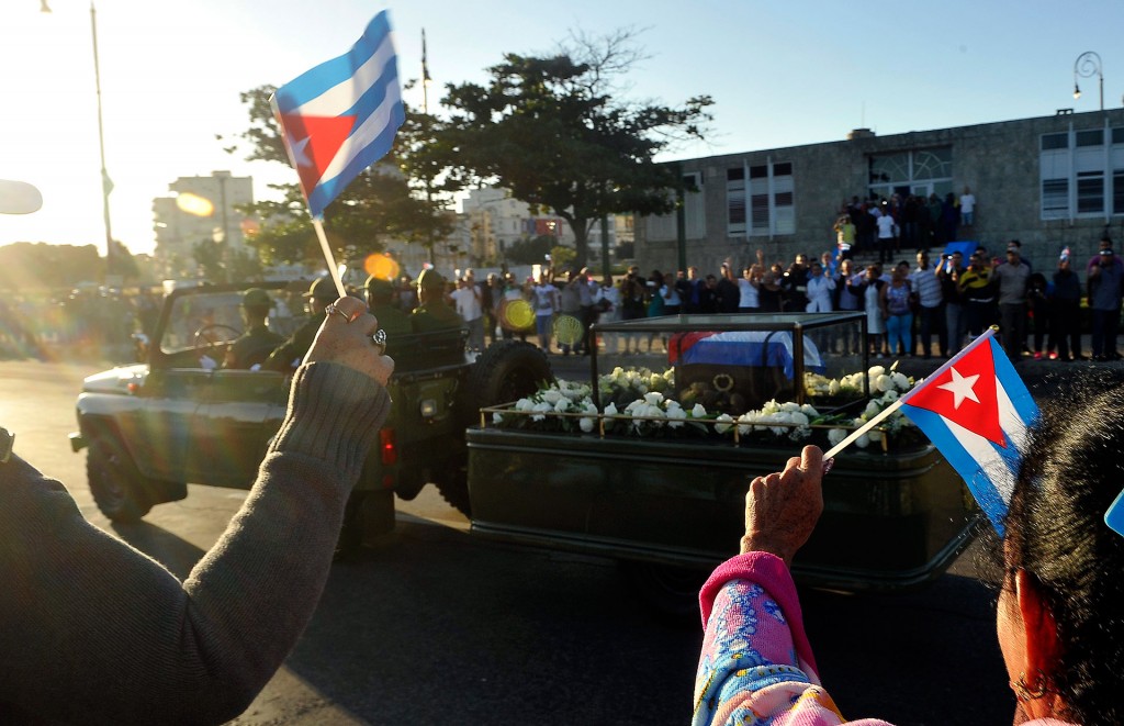 Muchos llevaron pequeñas banderas de Cuba