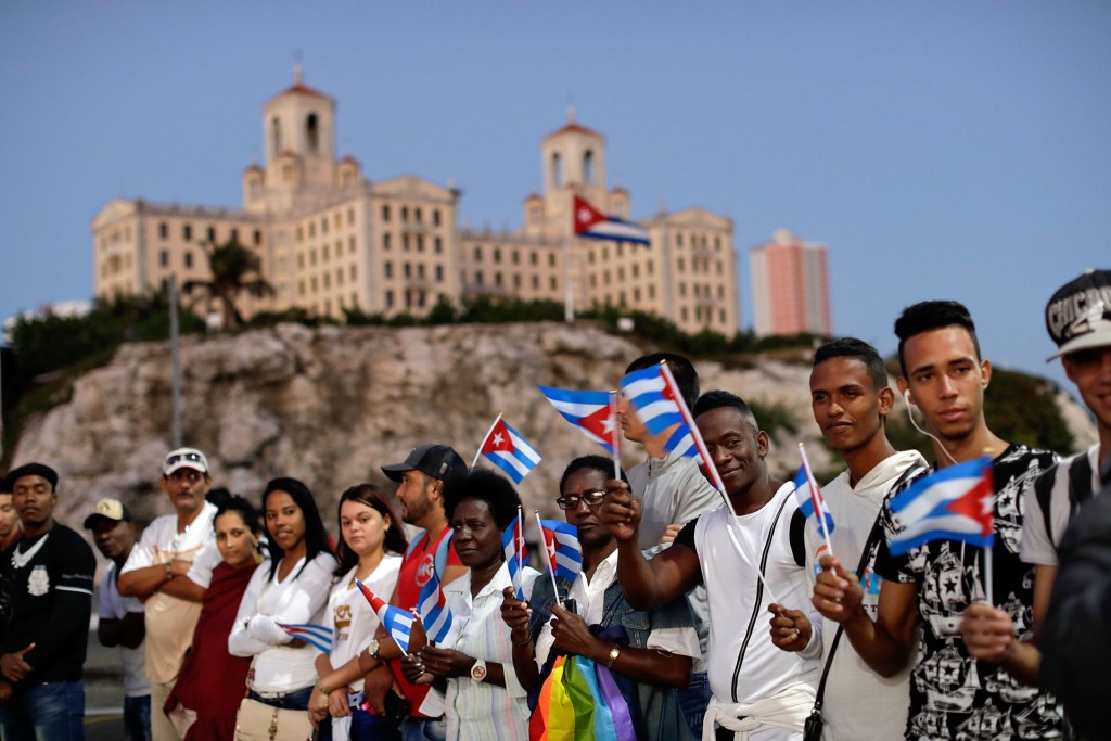 Envuelta en una bandera de Cuba y de madera de cedro, la urna con las cenizas, que reposaba en la sede del Ministerio de las Fuerzas Armadas, salió a las 7:15 hora local (12:15 GMT) del edificio a manos de dos soldados