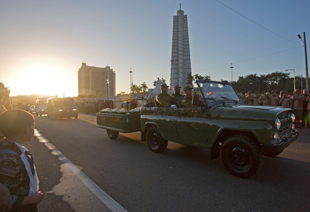 Las cenizas de Fidel Castro partieron desde la emblemática Plaza de la Revolución de la capital cubana para el viaje de cuatro días en caravana por toda la isla, un cortejo fúnebre que terminará en Santiago de Cuba, donde se celebrará su funeral el próximo domingo