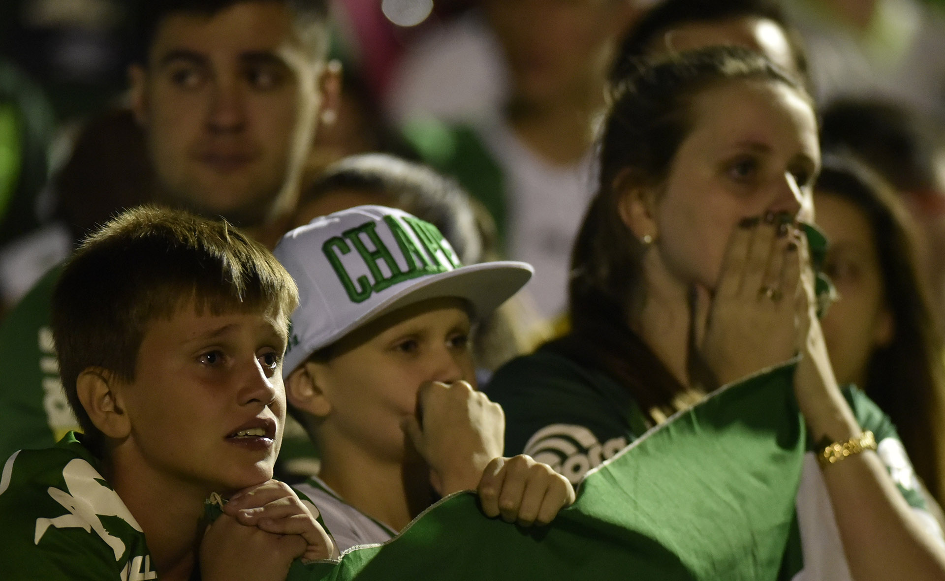 Jóvenes hinchas brasileños sufren en el homenaje a las víctimas en Brasil