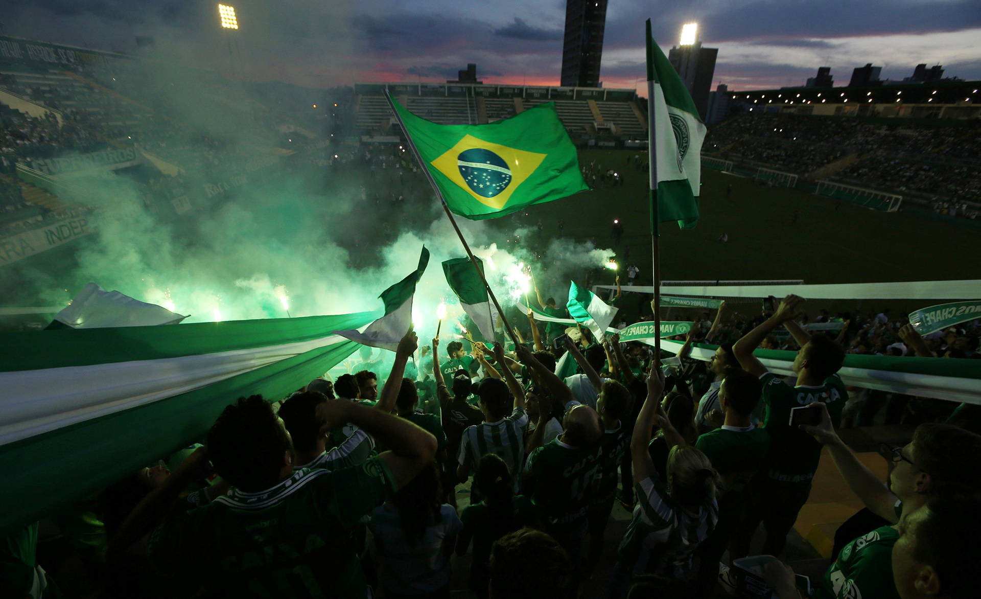 La bandera de Brasil flameando en una de las tribunas del estadio