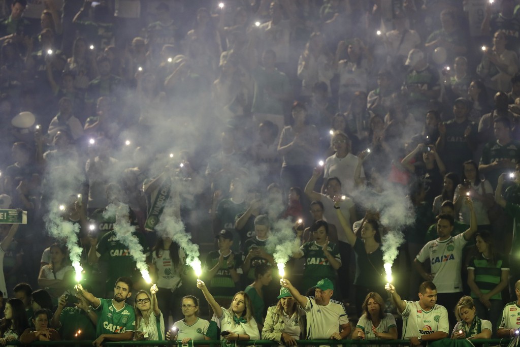 Bengalas en el estadio Arena Condá, en Brasil (AP)