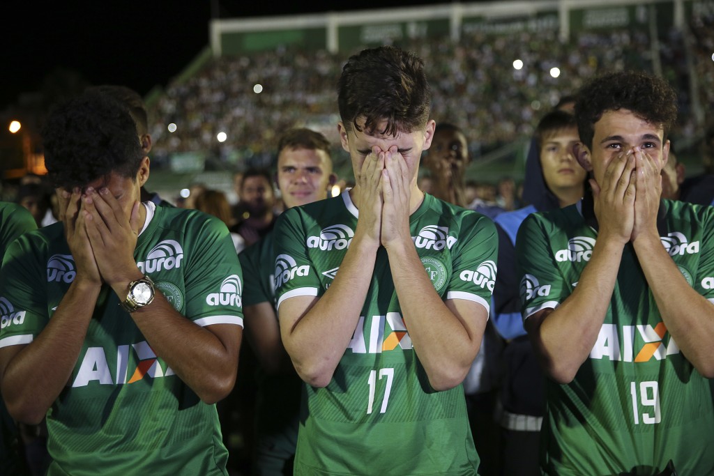Los jugadores del Chapecoense que no subieron al avión que se estrelló se mostraron emocionados en Brasil (AP)