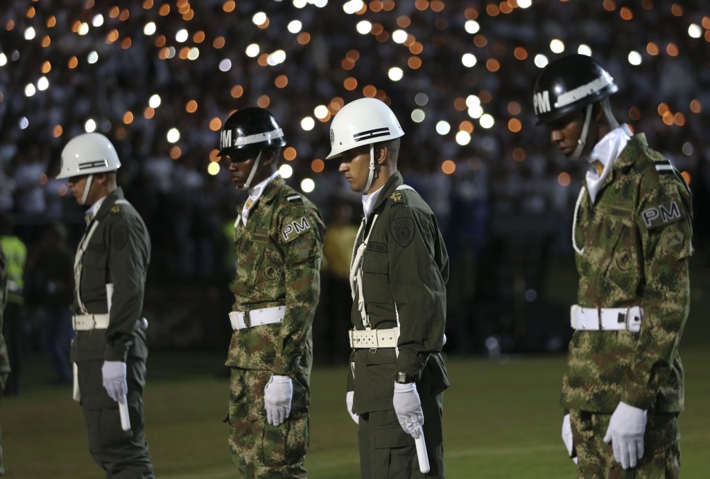 Soldados y policías colombianos en el tributo (AP)