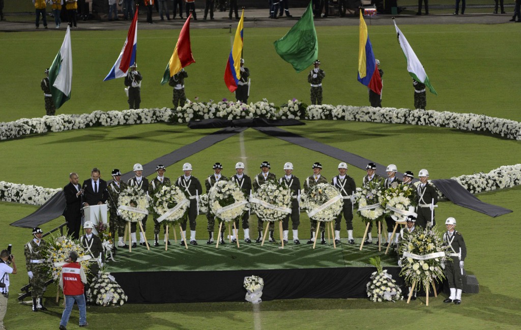 Las coronas y las banderas flamean en el estadio Atanasio Girardot (AP)