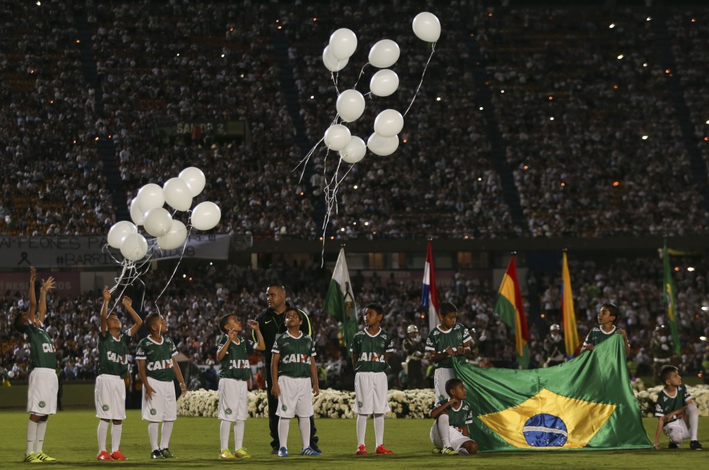 Niños sueltan globos durante el homenaje (AP)