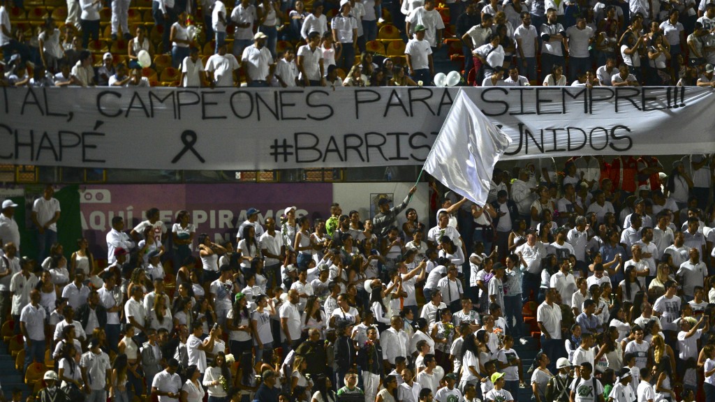 Carteles y ropa blanca en Medellín (AFP)
