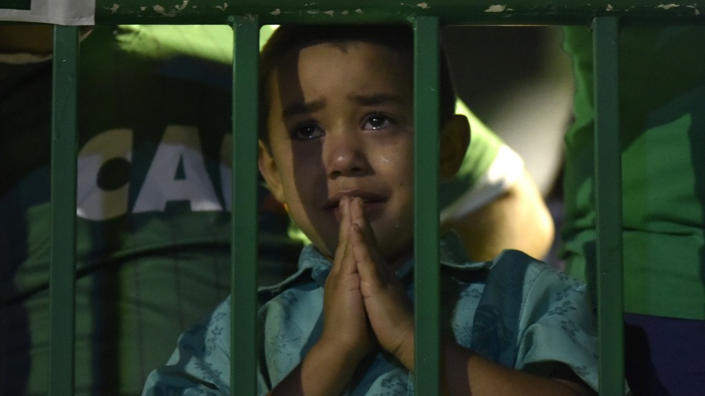 Un niño no oculta su tristeza por la tragedia (AFP)