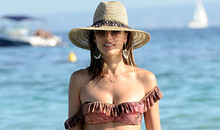 Alessandra Ambrosio con su flamenkini con un top de volados pequeños, escote off shoulders y estampa texturizada