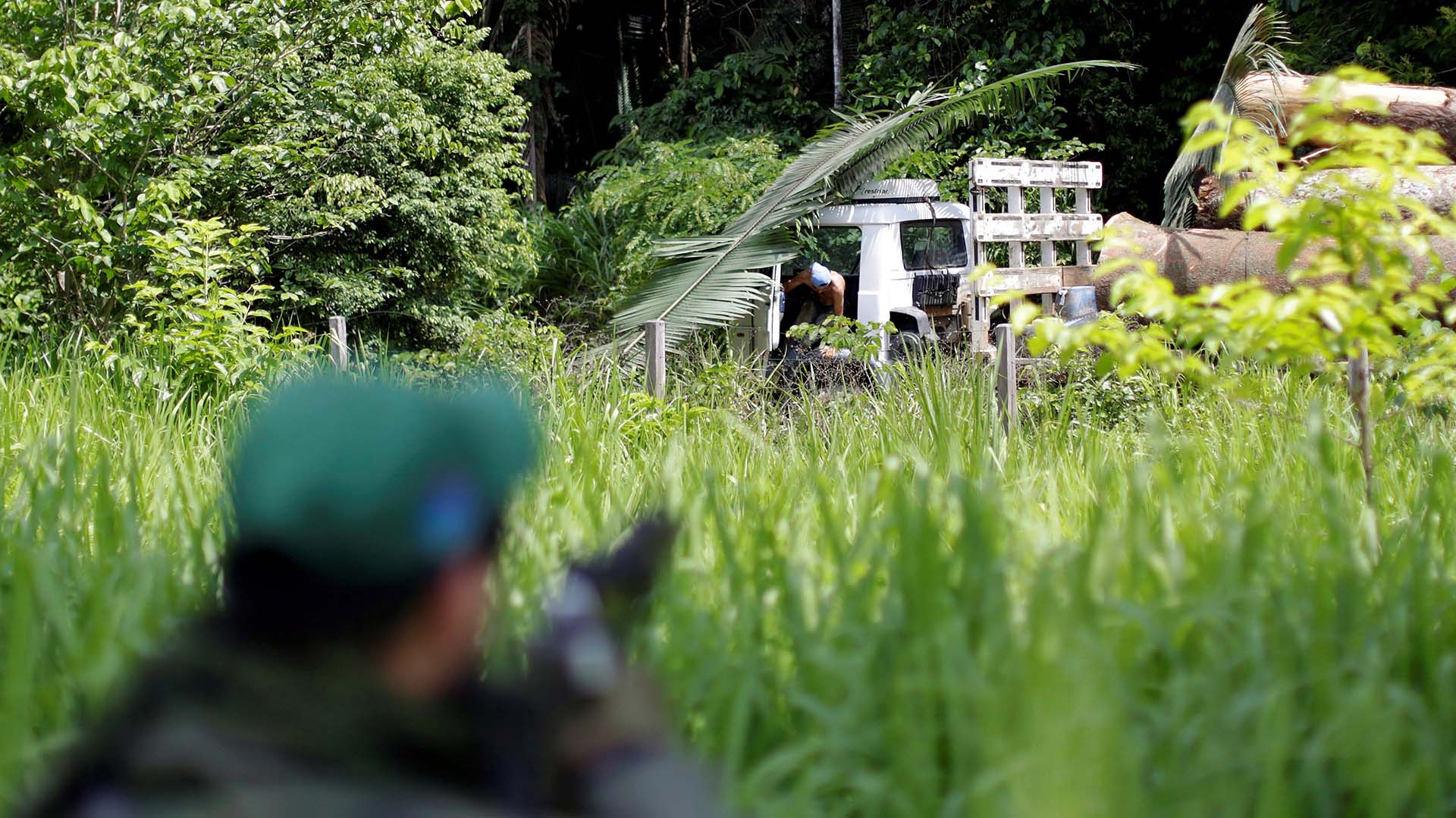 Un agente del IBAMA intercepta a un camión cargado de troncos (REUTERS/Ueslei Marcelino)
