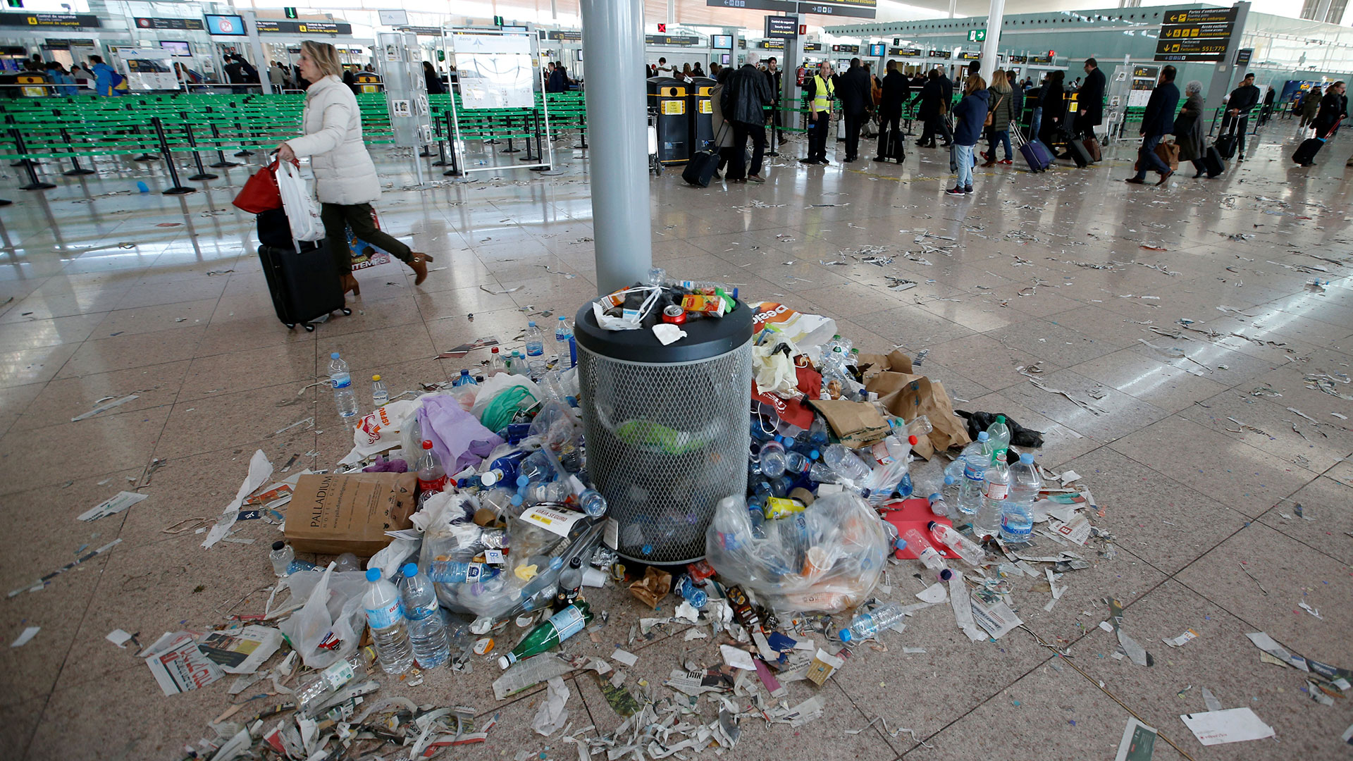 Según El País, la huelga fue apoyada por “prácticamente” el total de la plantilla, formada por 350 trabajadores, que cada día se han manifestado en las dos terminales esparciendo papeles y basura no orgánica por los suelos.