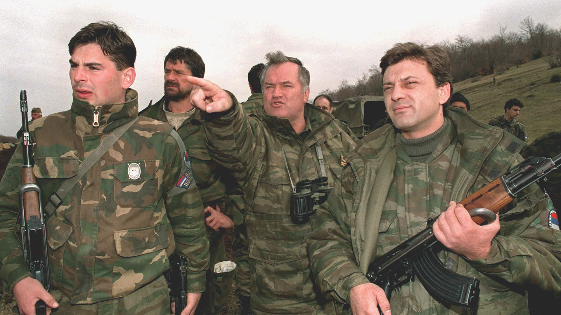 Mladic, al frente de sus tropas (AP)