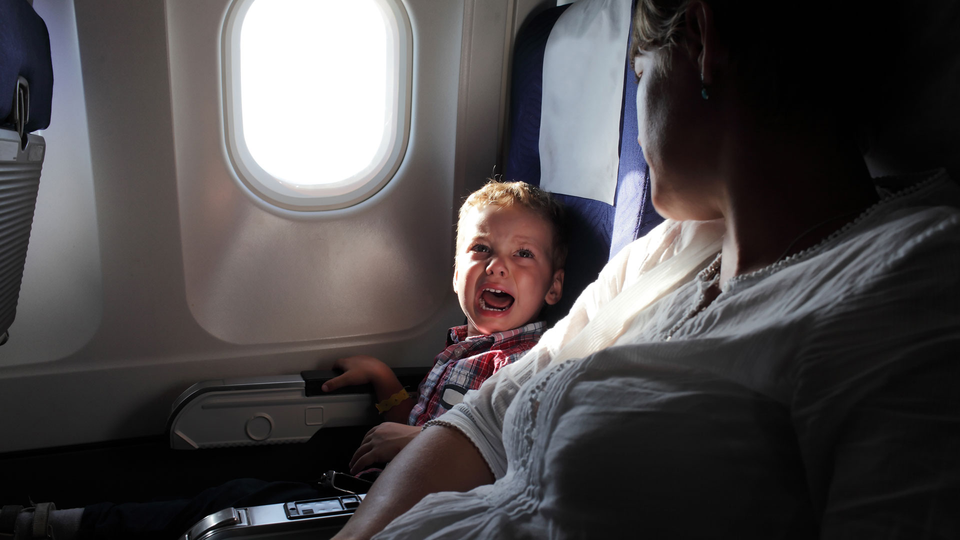 En los niños, las fobias específicas puede traducirse en llantos, berrinches o en la necesidad de ser abrazados por sus papás (iStock)
