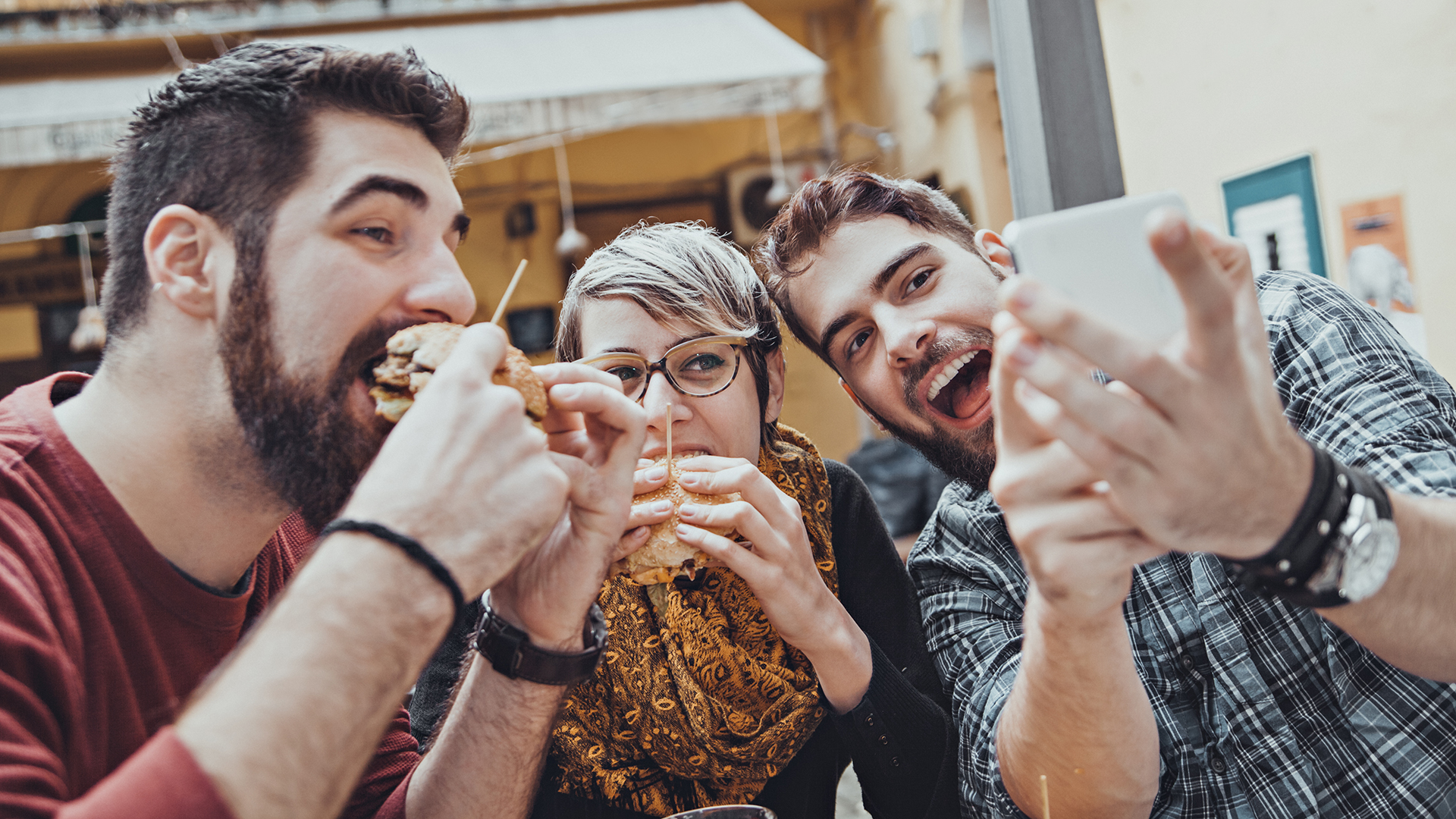 Los snacks poco saludables pueden agregar 390 kalorías diarias a la dieta (iStock)
