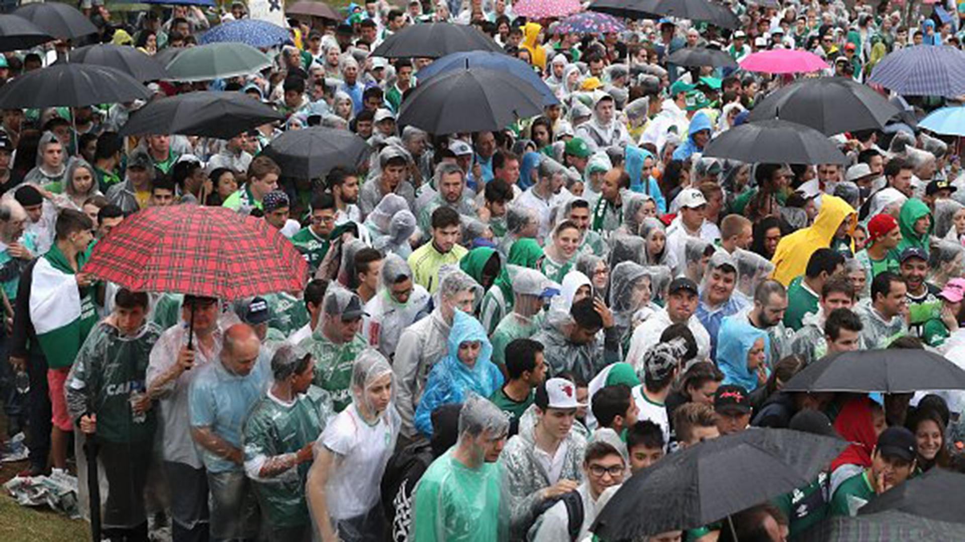 Miles de personas llegaron temprano al estadio para homenajear a sus héroes