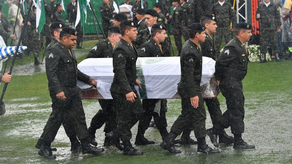 La entrada de los cuerpos al estadio (AFP)