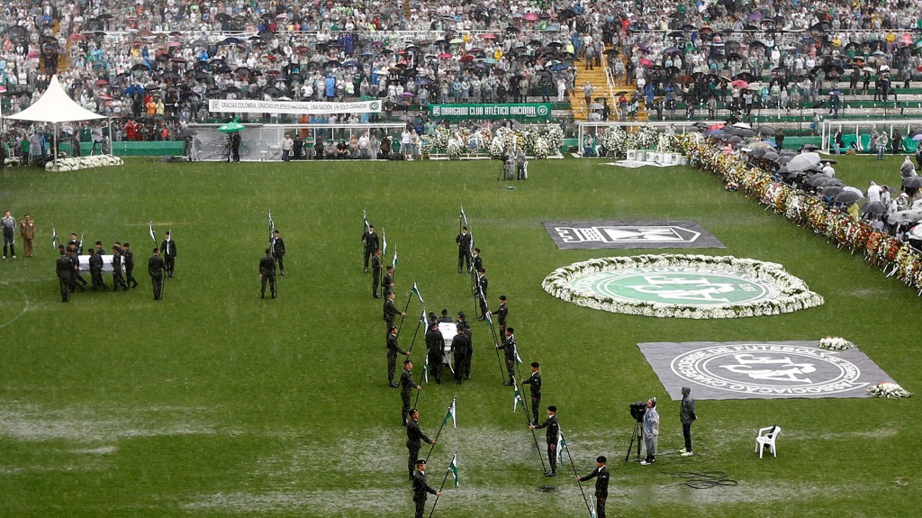 Miles de personas están en el estadio para el homenaje a sus jugadores (Reuters)